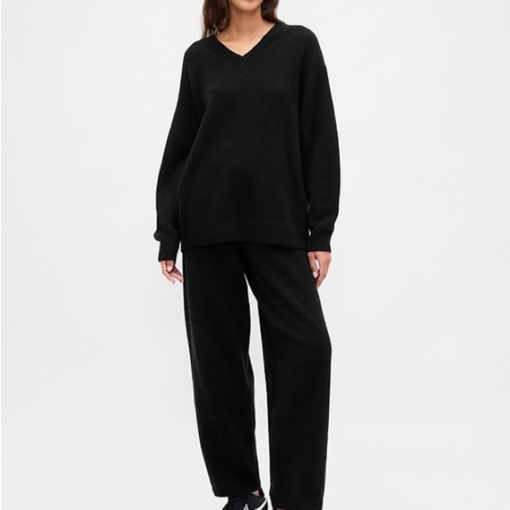Gap CashSoft Oversized V-Neck Sweater True Black - Picture 2 of 9